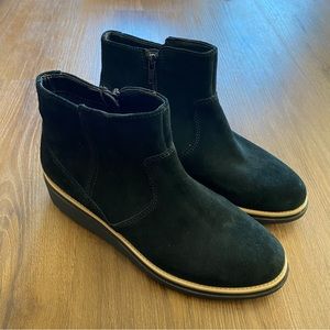 EUC Clarks black ankle boots booties womens 7.5 zipper Sharon Salon Suede Ladies